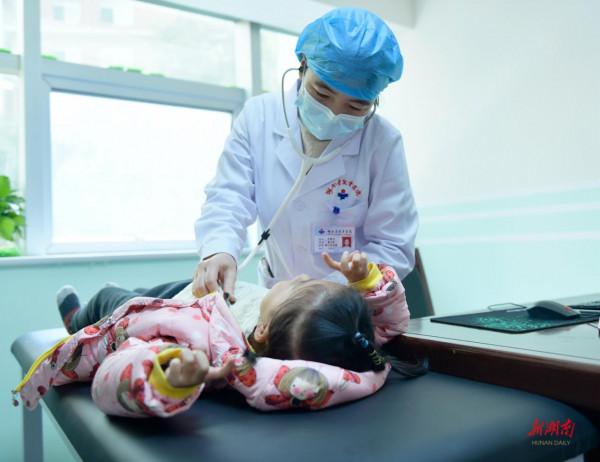 “靈魂談判”降至每瓶3.3萬元後，這種罕見病治療費每年可降至10萬元