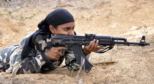 印軍女子突擊隊巧妙偽裝，深夜秘密突擊，擊斃兩名印度游擊隊士兵