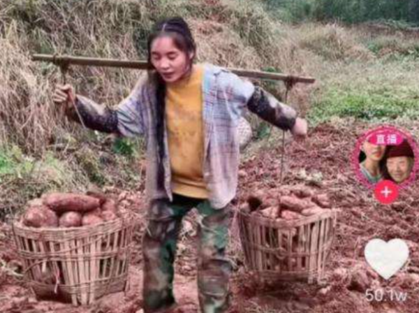 黃琴：因辭職回家照顧奶奶走紅，有車有房還領低保，賣慘第一人？