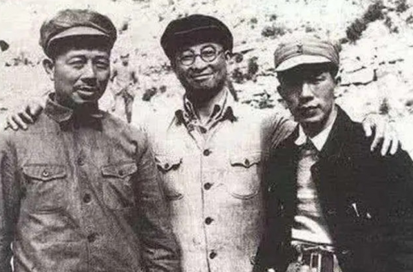 1927年陳賡結婚前，見到鄧穎超就跑，周恩來：是不是怕給我磕頭？