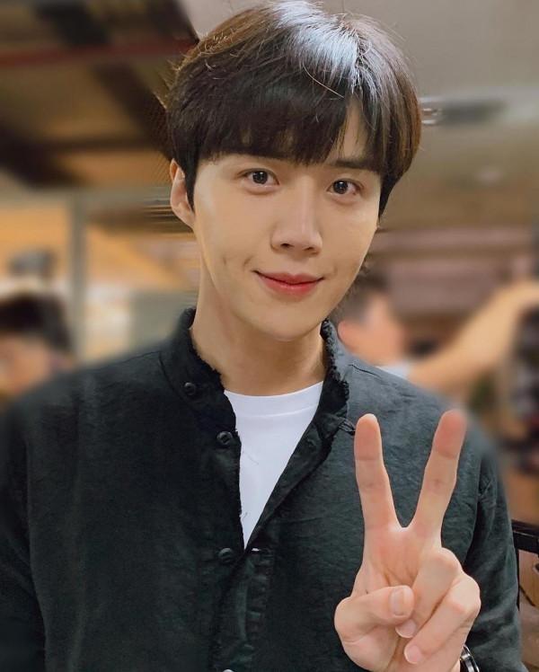 中國粉絲集資百萬為韓國偶像應援,在大廈投屏表白引韓網友嘲笑 中國粉絲集資百萬為韓國偶像應援,在大廈投屏表白引韓網友嘲笑