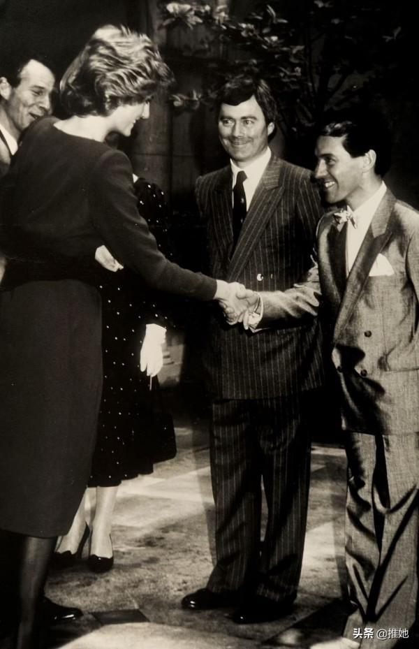 身高1米58的跳舞男人,一個電話邀請了戴安娜,一生命運與她捆綁 身高1米58的跳舞男人,一個電話邀請了戴安娜,一生命運與她捆綁