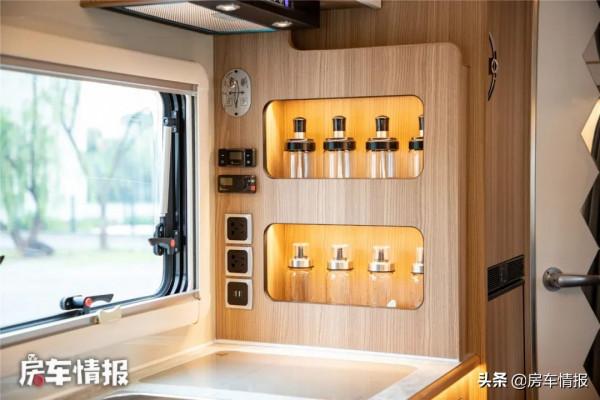 合作款房車長啥樣？水電配滿洗澡空調隨便用，比保姆車還要舒服