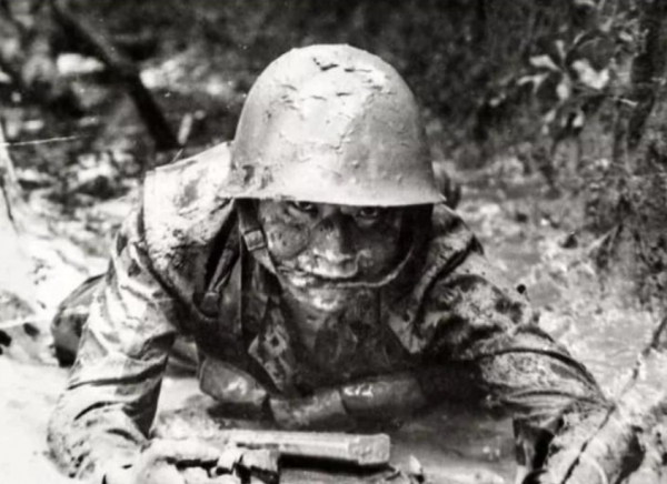 1984年副指導員被俘，遭越軍折磨6年不屈，回國時體重僅37公斤