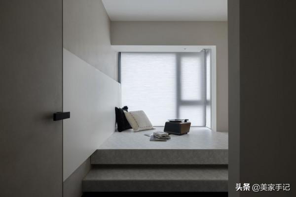 一進他家，彷彿世界都安靜了下來，全屋空靈雅韻，沒有一絲俗氣