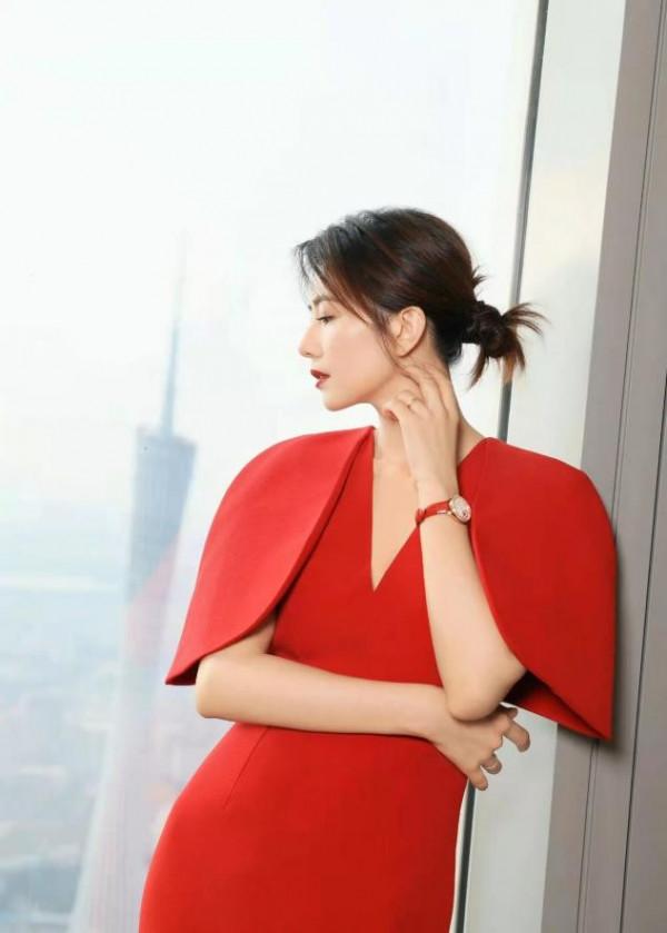 高圓圓也有架子了?出行僱幾十個保鏢陣仗大,濃豔打扮卻難敵老態 高圓圓也有架子了?出行僱幾十個保鏢陣仗大,濃豔打扮卻難敵老態