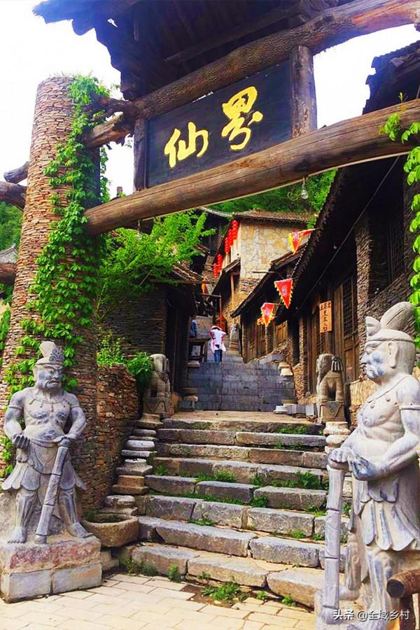 建在山頂上的景區，曾經的土匪窩，現在成為紅色景點和避暑勝地