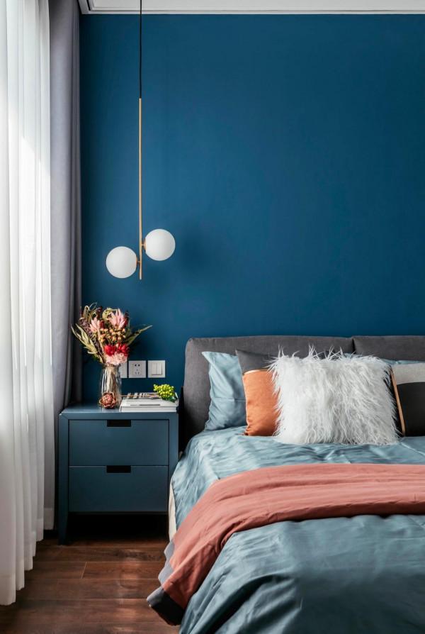 男導遊的家，用基礎的圖形加線條，裝扮出令人嚮往的家