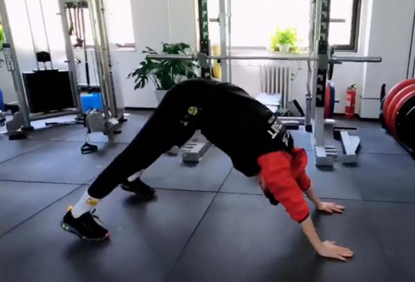 張歆藝曬健身照片,動作十分專業令人意外,長期堅持鍛鍊很是自律 張歆藝曬健身照片,動作十分專業令人意外,長期堅持鍛鍊很是自律