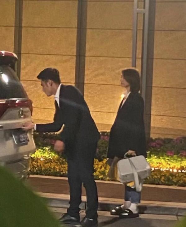 高圓圓現身街頭，穿普通衣服顏值氣質都這麼高，而且是沒修圖的