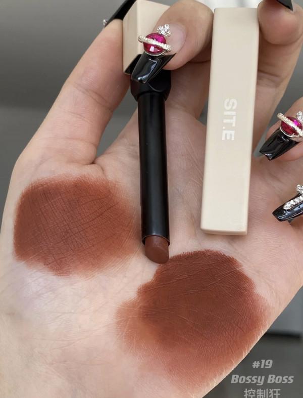 新年口紅少買正紅色,多選這幾種色號,顯白低調,見家長塗也合適 新年口紅少買正紅色,多選這幾種色號,顯白低調,見家長塗也合適