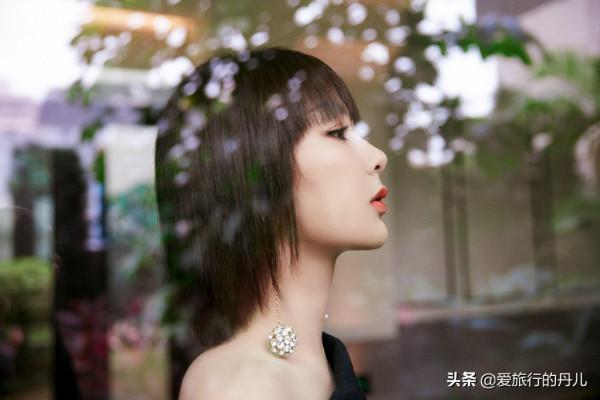 楊紫一頭齊耳短髮,一襲黑色斜肩連衣裙,優雅時尚有個性 楊紫一頭齊耳短髮,一襲黑色斜肩連衣裙,優雅時尚有個性