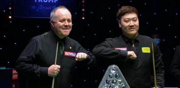 冠軍聯賽賽果播報，梁文博小組頭名晉級，賽後採訪恐喚醒丁俊暉