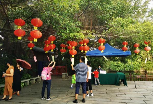 中秋節，故鄉里來猜燈謎