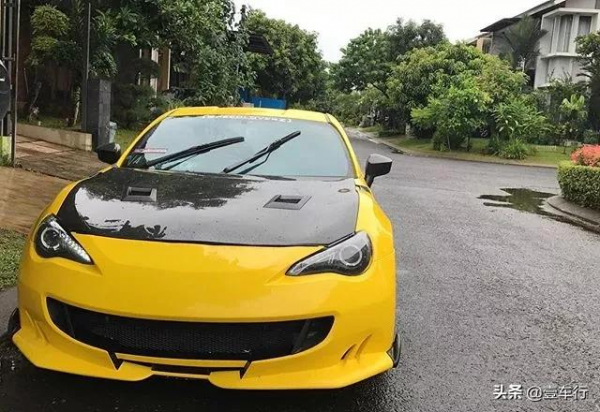 30萬的豐田86很難撩妹了，改成800萬的法拉利才是美女收割機