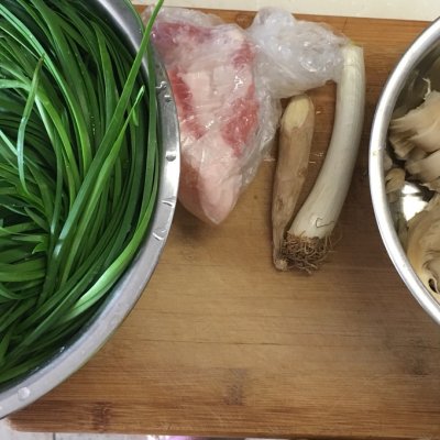 第一次嘗試蘑菇韭菜湯和炒韭菜,沒想到這麼好吃 第一次嘗試蘑菇韭菜湯和炒韭菜,沒想到這麼好吃