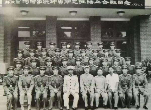 他和上級吵架，上級不怪他還給他介紹媳婦，當他的主婚人，授少將