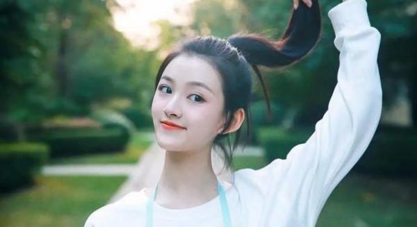 《嘉南傳》比起鞠婧禕誇張的裝扮,圓臉的王奕婷顯得格外清純靈動 《嘉南傳》比起鞠婧禕誇張的裝扮,圓臉的王奕婷顯得格外清純靈動