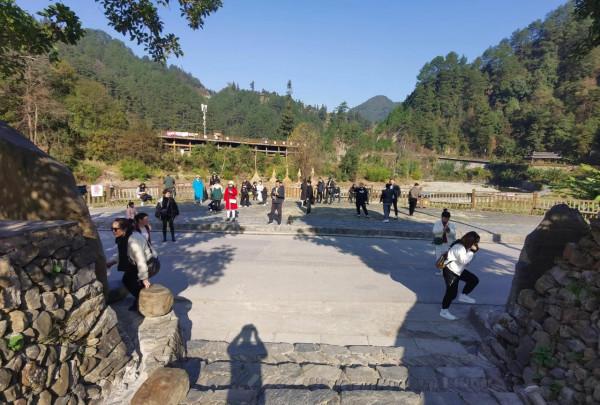 昨天有一夥人在這裡幹……