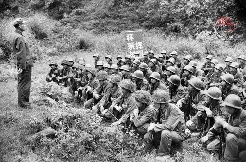 老山勇士出征壯行酒,有的戰士人生第一次喝酒又是告別人生的酒 老山勇士出征壯行酒,有的戰士人生第一次喝酒又是告別人生的酒