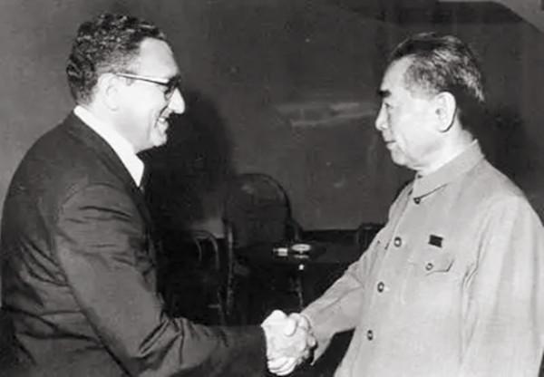 記者故意刁難周總理:為何要用美產鋼筆?他的回答讓記者羞愧 記者故意刁難周總理:為何要用美產鋼筆?他的回答讓記者羞愧