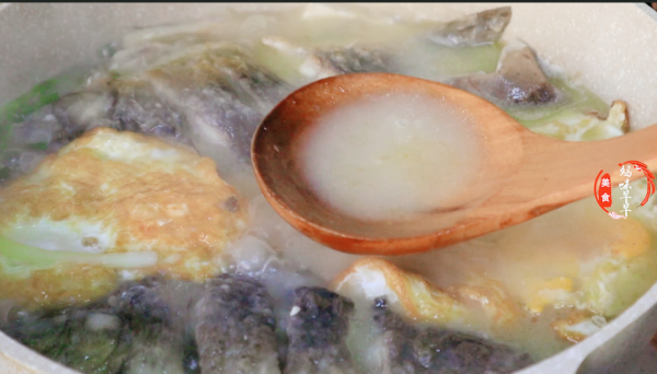 燉鯽魚湯，別直接下鍋，記住“4個重點”，湯鮮味美，顏色濃白