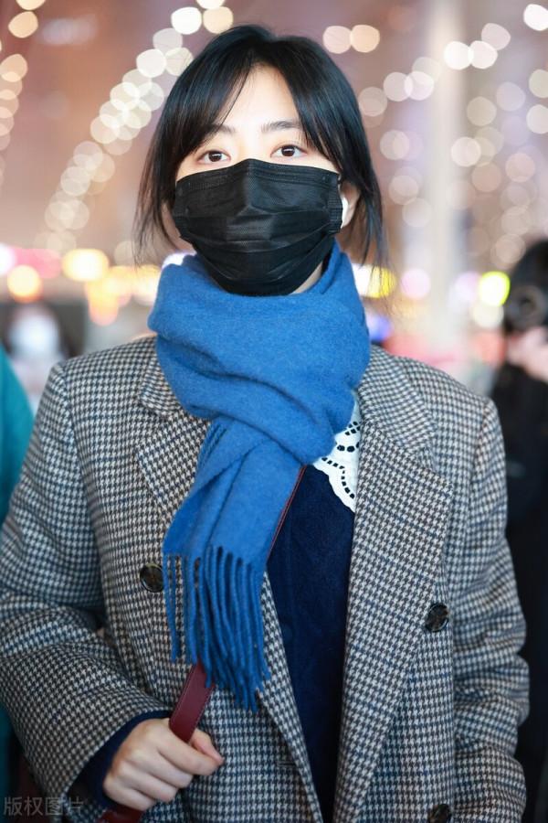 譚松韻穿格紋大衣搭配牛仔褲，系藍色圍巾，腳踩樂福鞋輕鬆隨性