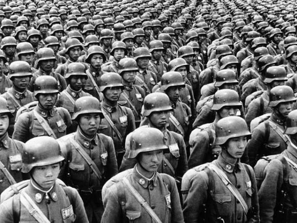 高郵戰役，粟裕接見投降的日本軍官，巖奇大佐雙手捧起一把紫光刀