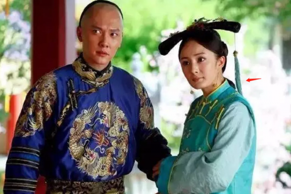 吉娜左右亂晃，趙露思鴕鳥頸，楊冪愛駝背，儀態短板濾鏡也難救