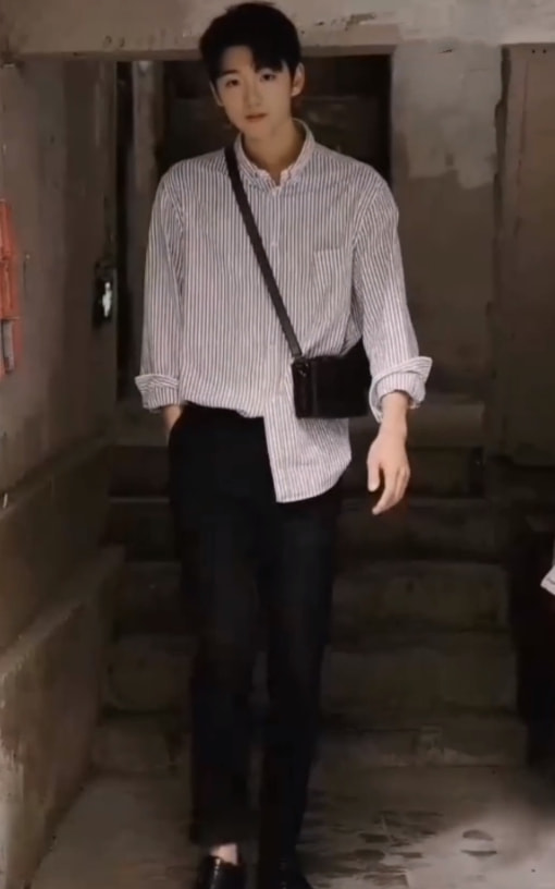 “吃個桃桃”又現身,暴露大長腿身高最少188cm,網友:還挺帥 “吃個桃桃”又現身,暴露大長腿身高最少188cm,網友:還挺帥