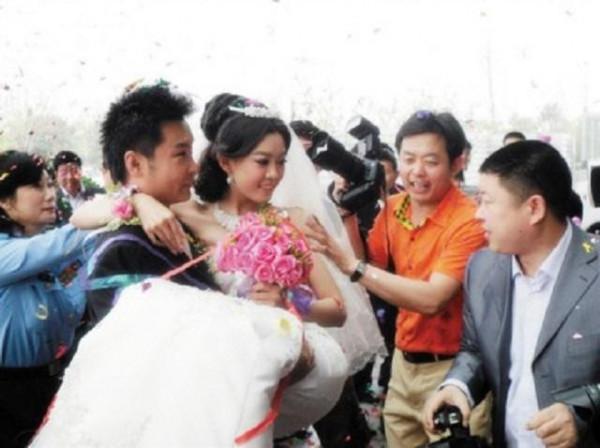 歌唱家劉和剛:農村小子娶世界小姐,父母與岳父母同屋簷安享晚年 歌唱家劉和剛:農村小子娶世界小姐,父母與岳父母同屋簷安享晚年