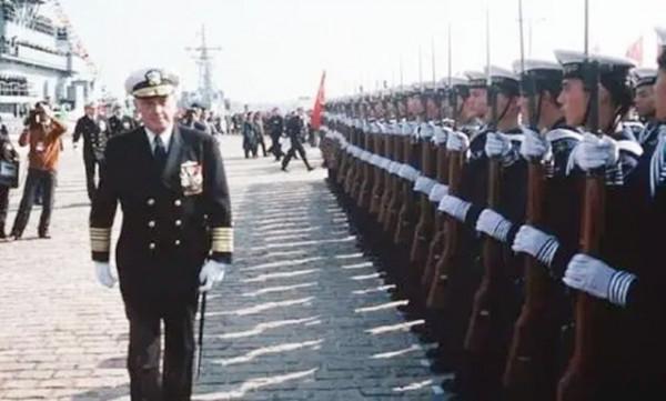 美國海軍首次訪華，讓我們大失所望，我國儀仗隊直接撤離