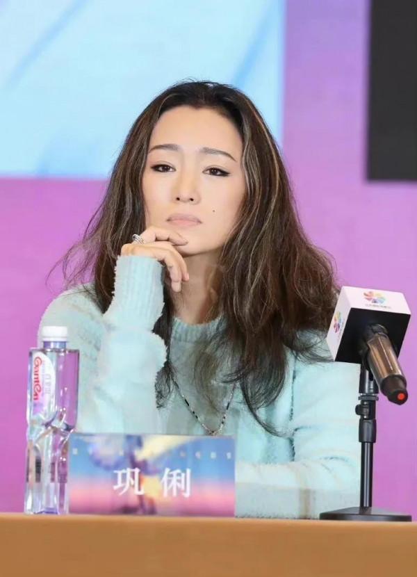 鞏俐淡妝出場當評委，穿牛仔褲腿胖也沒掩飾，出鏡大方很自然