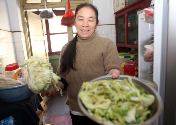 55歲保姆拒絕70歲有錢老人求婚，坦言幹活拿錢更踏實