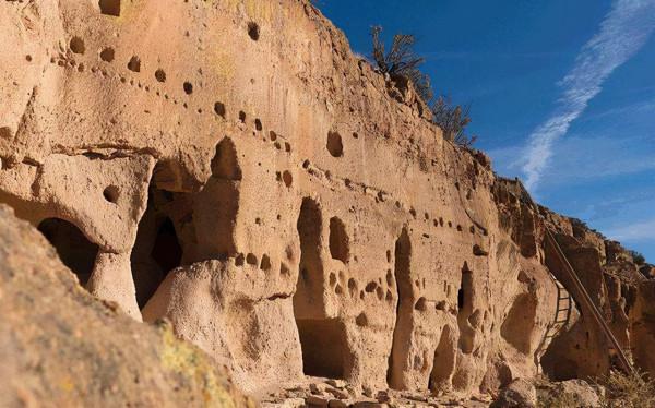 盤點世界上九處壯觀的“古崖居”其中一些仍然有人居住