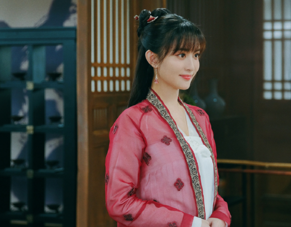 前腳與熱巴搭檔完，後腳又出演張若昀新劇，換造型後愣是沒認出來