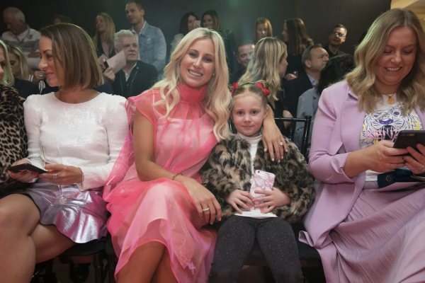 澳洲10歲女童開公司當老闆營業額破百萬！網友：先看看她爹媽吧