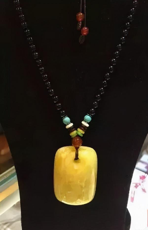 蜜蠟吊墜配鏈很重要嗎？什麼樣的蜜蠟吊墜適合您佩戴？|松崗琥珀