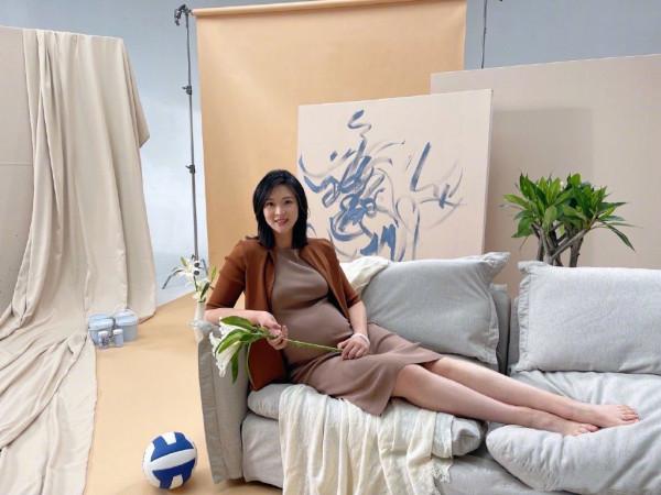 惠若琪退役後審美提升，穿襯衫裙抱娃好優雅，一家三口同框真幸福