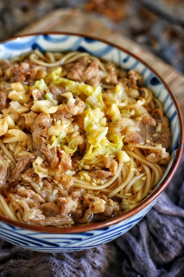 天冷不知道吃什麼，就煮這碗快手面，酸爽開胃，吃著真痛快