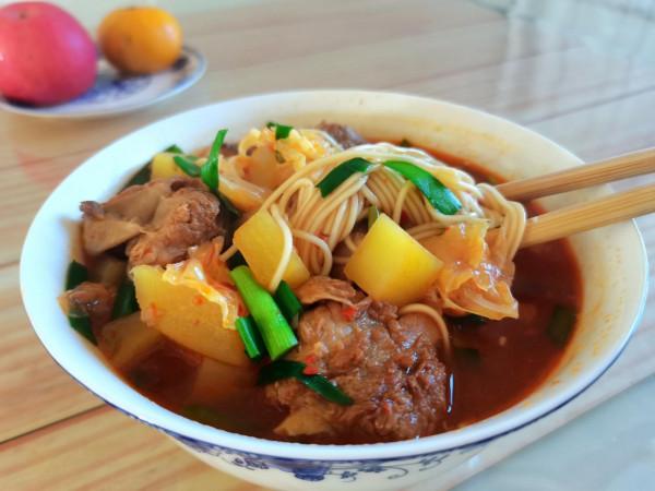 一個人的晚餐不湊合,給自己做一碗美味的排骨麵,真香 一個人的晚餐不湊合,給自己做一碗美味的排骨麵,真香