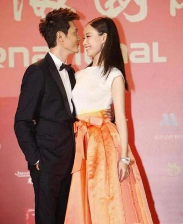 果然明星的恩愛都是秀給鏡頭看的，恩愛秀得有多甜，結局就有狼狽