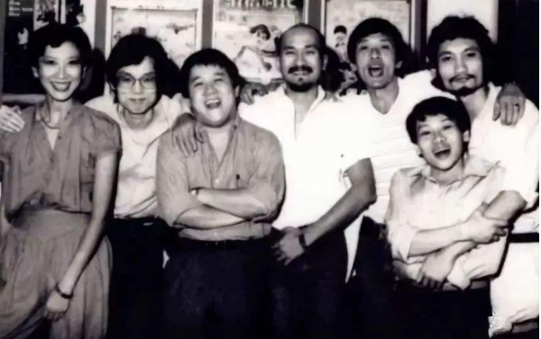 67歲林青霞與老戲骨聚餐！面板白裡透紅顯年輕，一頭黑髮十分濃密