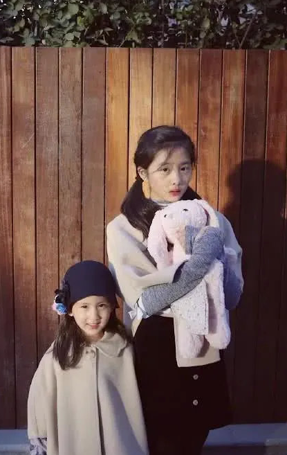 15歲黃多多曬自拍照，濃妝紅唇顯得成熟，與媽媽孫莉長得愈發相像