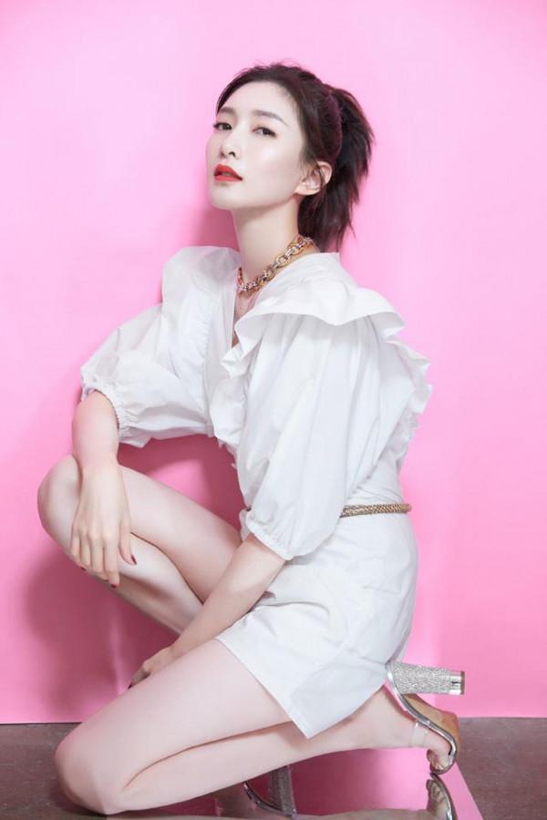 江疏影的“絲襪腿”火了，明明什麼都沒穿，卻像穿了一樣光滑