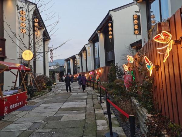 踏青早行人 作者：張鎖龍