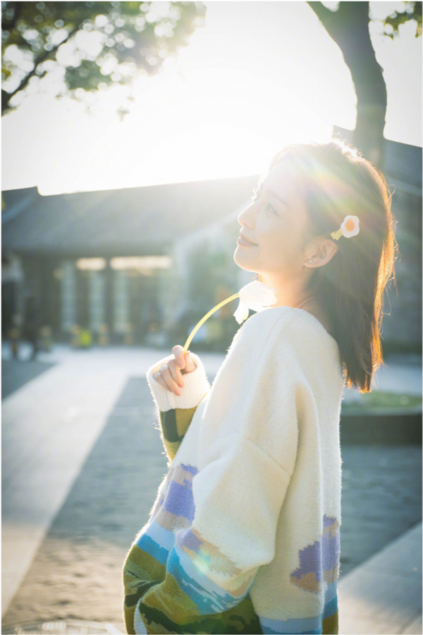 佟麗婭隨拍照美到爆！穿毛衣手握花朵神似初戀，甜美笑容太治癒了