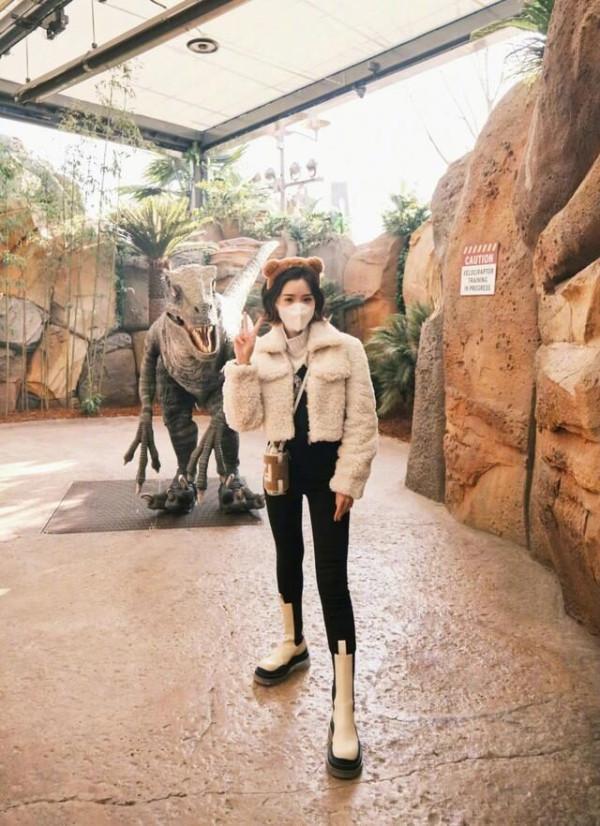 毛曉彤打卡環球影城，私服穿搭保暖又接地氣，娃娃臉真是減齡