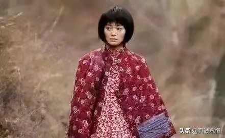 劉胡蘭式的少年女英雄王淑姬,被敵人活埋時,英勇地跳進坑內 劉胡蘭式的少年女英雄王淑姬,被敵人活埋時,英勇地跳進坑內