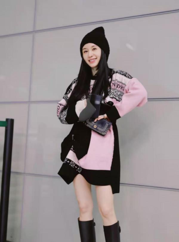 王子文太會穿了吧，這身“針織衫+開叉褲”打扮，159穿出170氣場